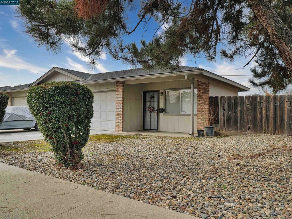 221 Kingston Lane, Modesto, CA 95354-3128