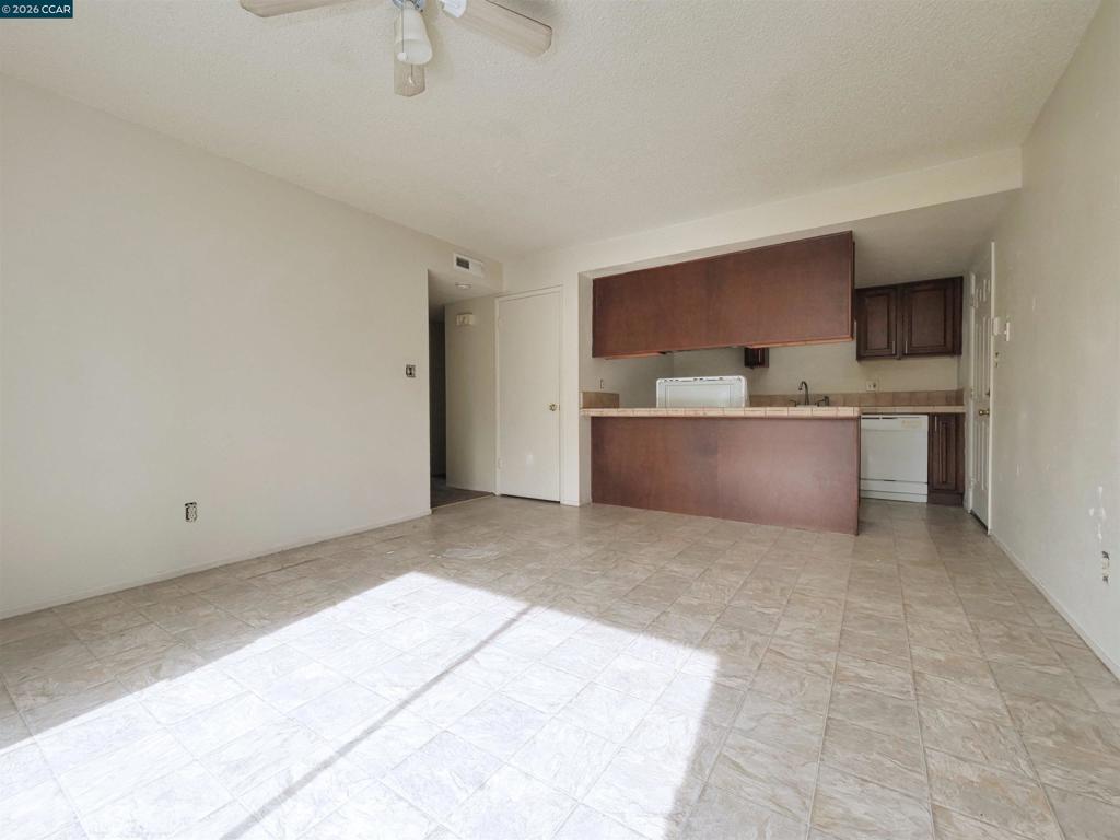 221 Kingston Lane, Modesto, CA 95354-3128