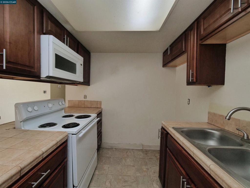 221 Kingston Lane, Modesto, CA 95354-3128