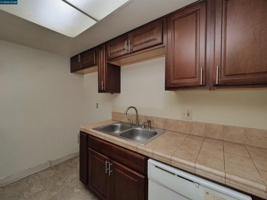221 Kingston Lane, Modesto, CA 95354-3128