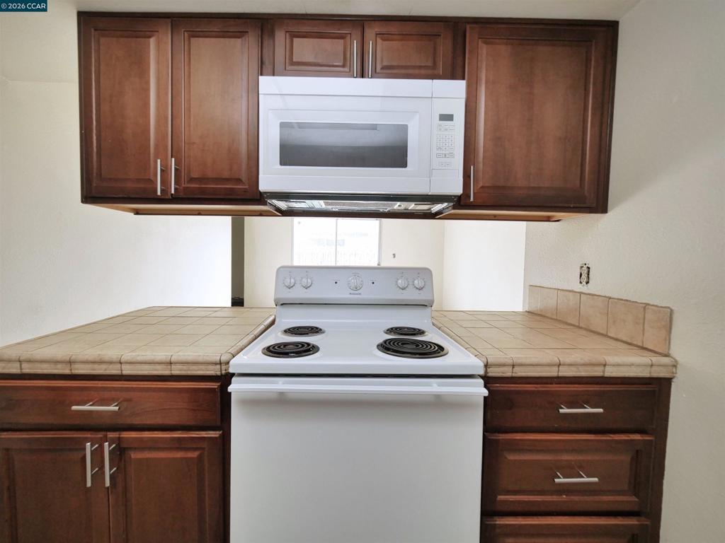 221 Kingston Lane, Modesto, CA 95354-3128