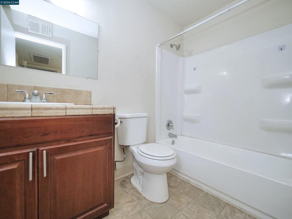 221 Kingston Lane, Modesto, CA 95354-3128