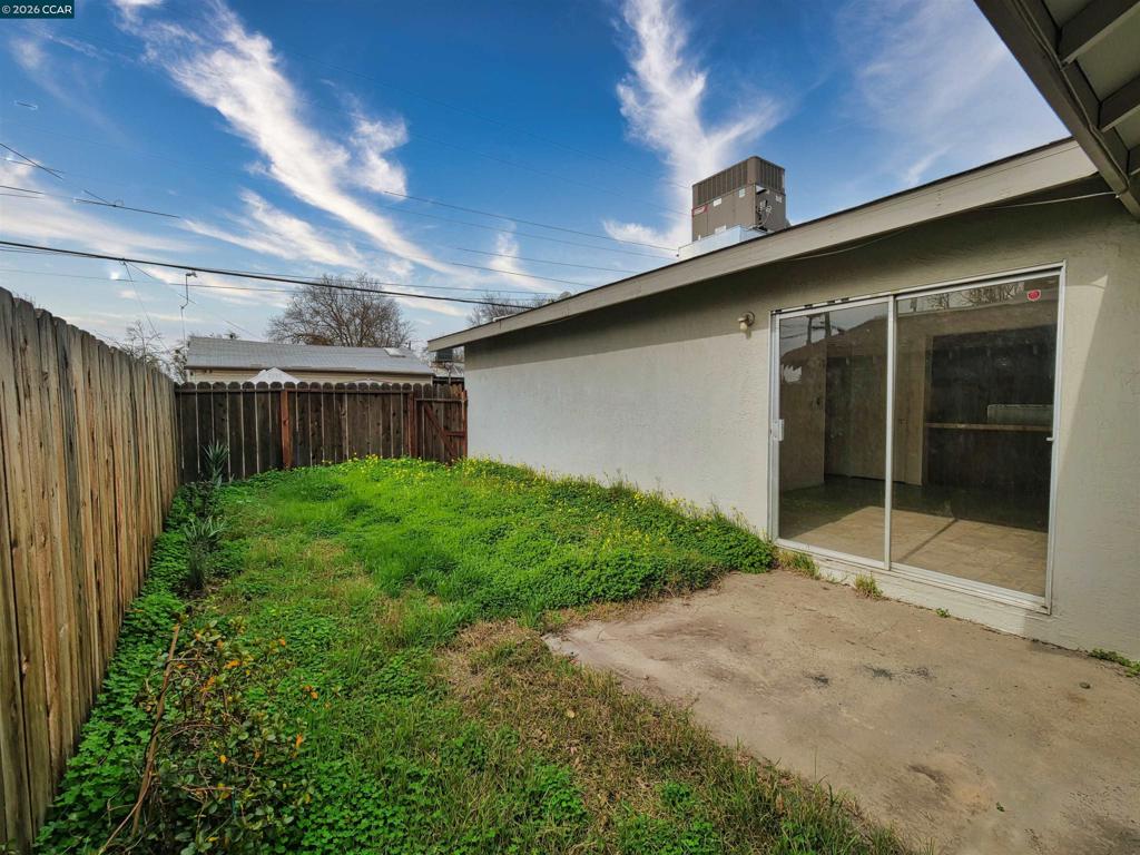 221 Kingston Lane, Modesto, CA 95354-3128