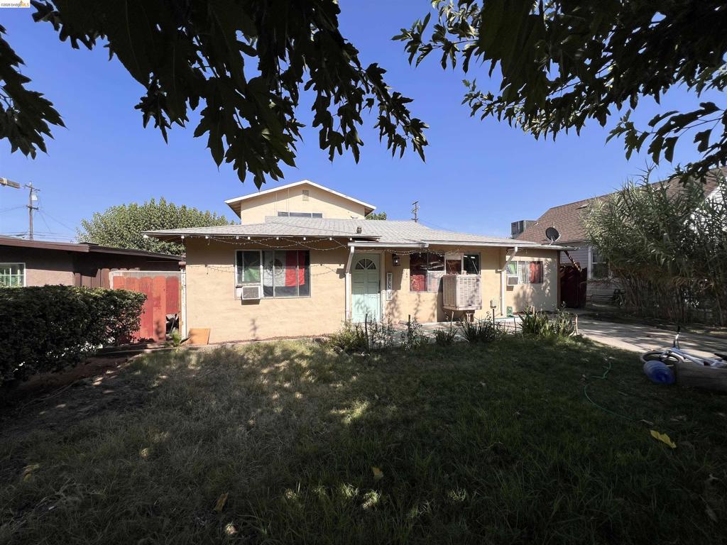 817 Sierra St, Madera, CA 93638