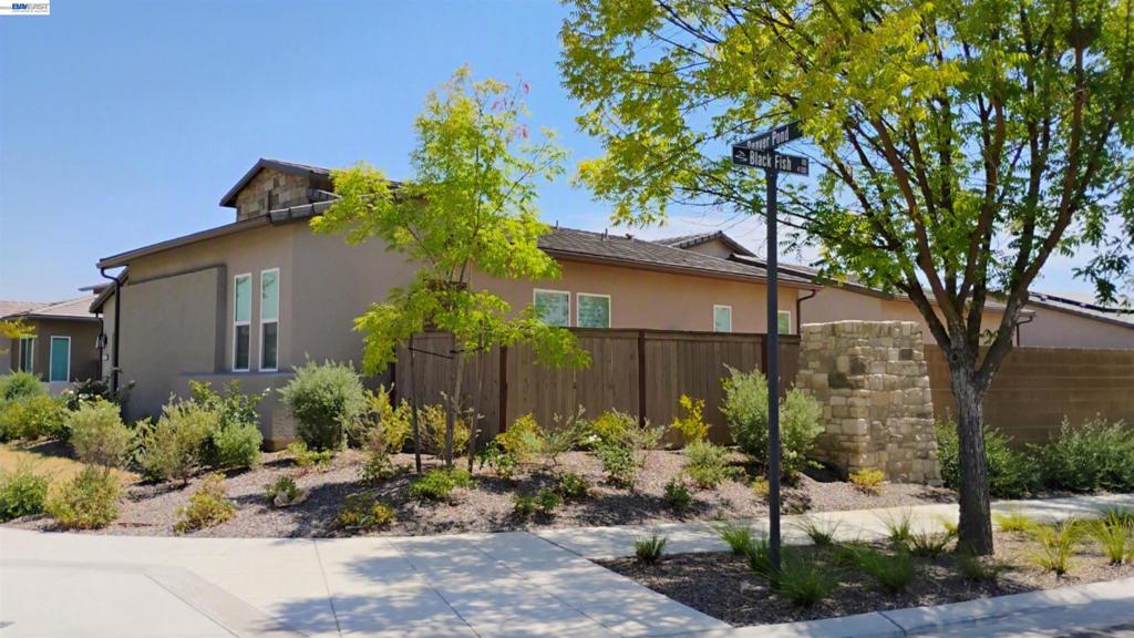 965 Beaver Pond Loop, Madera, CA 93636