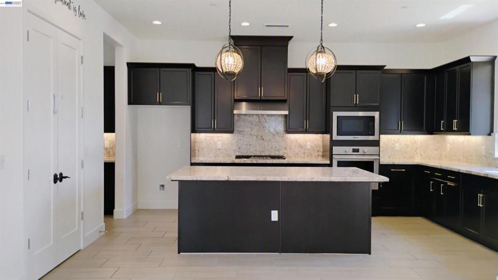 965 Beaver Pond Loop, Madera, CA 93636