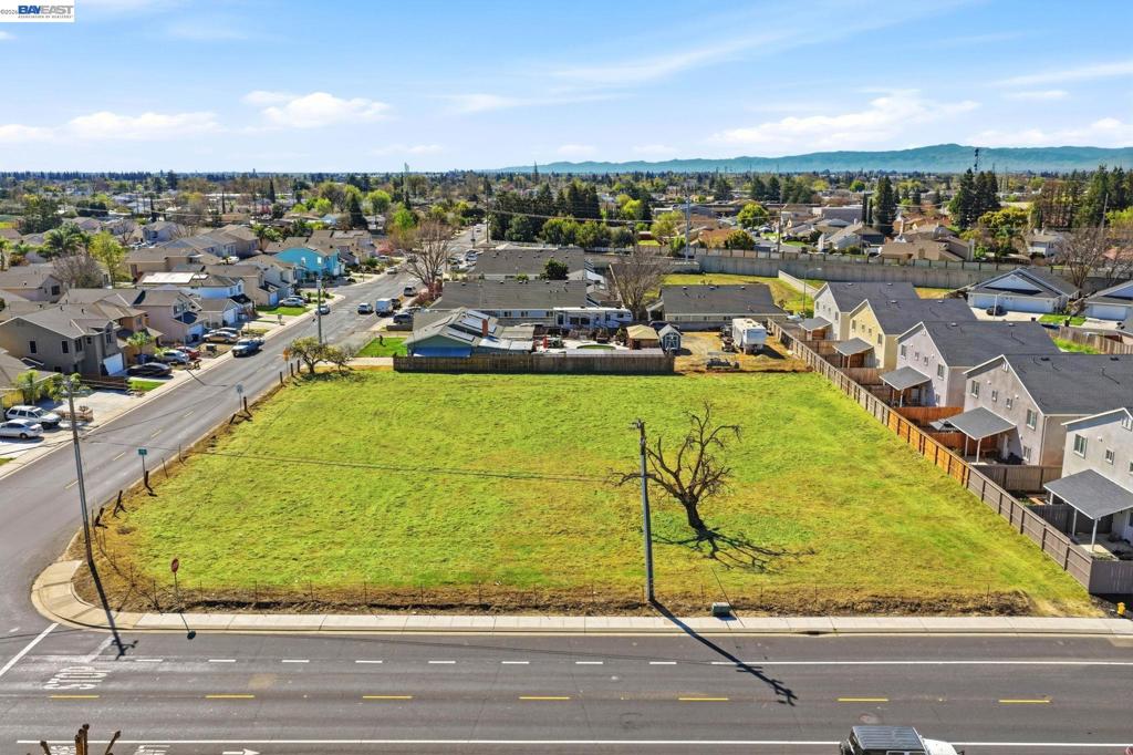 445 N Walnut Ave, Manteca, CA 95336