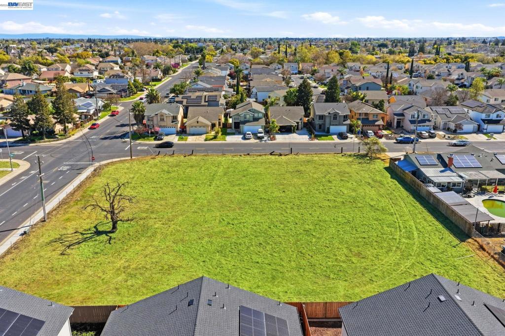 445 N Walnut Ave, Manteca, CA 95336