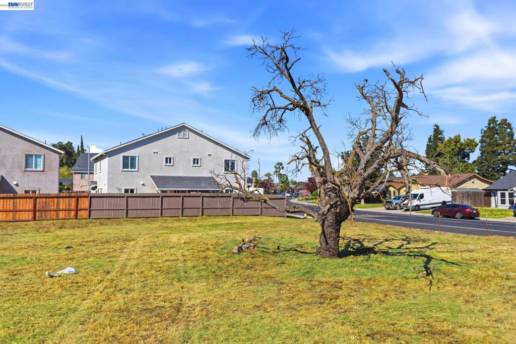 445 N Walnut Ave, Manteca, CA 95336