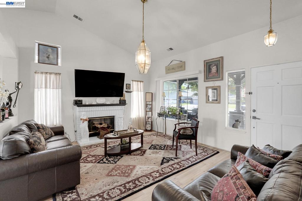 1324 Riverette Dr., Modesto, CA 95351