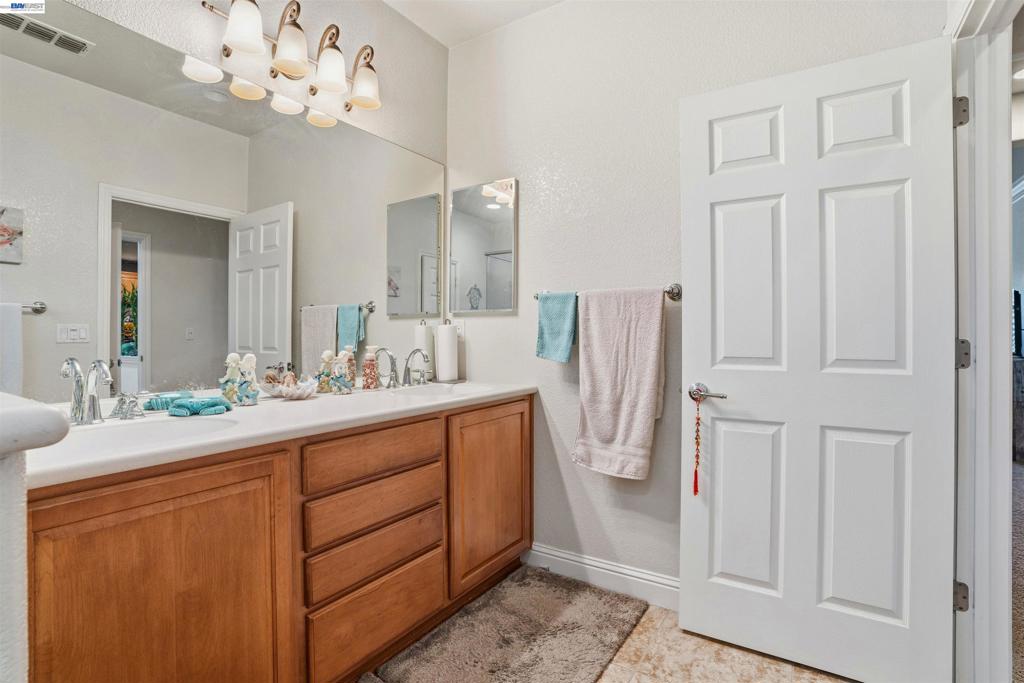 2336 Shadow Berry Dr, Manteca, CA 95336