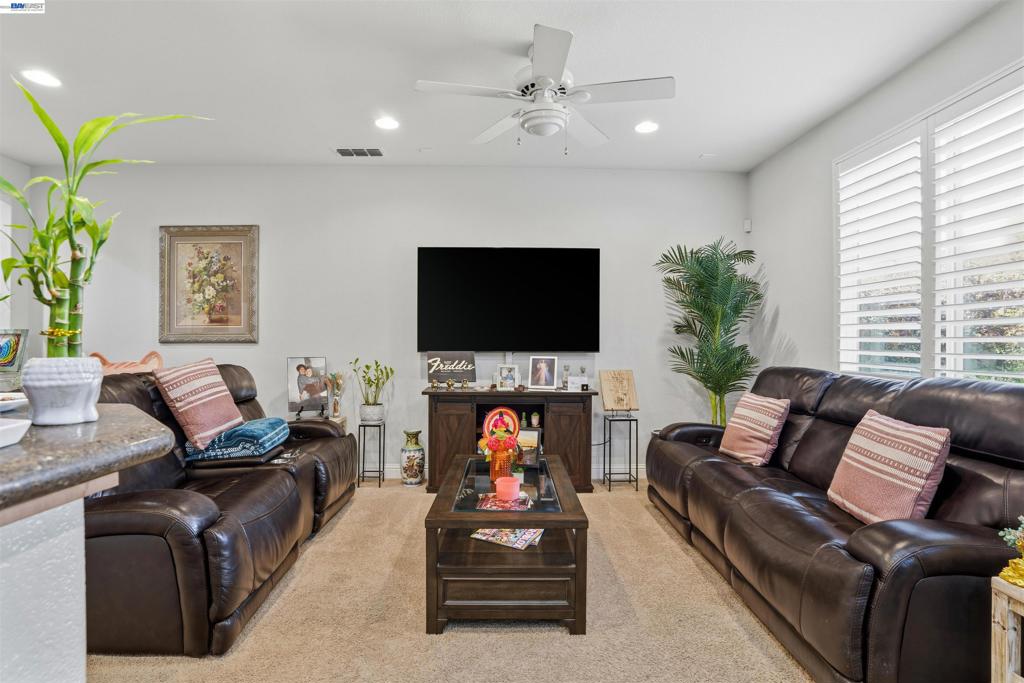 2336 Shadow Berry Dr, Manteca, CA 95336