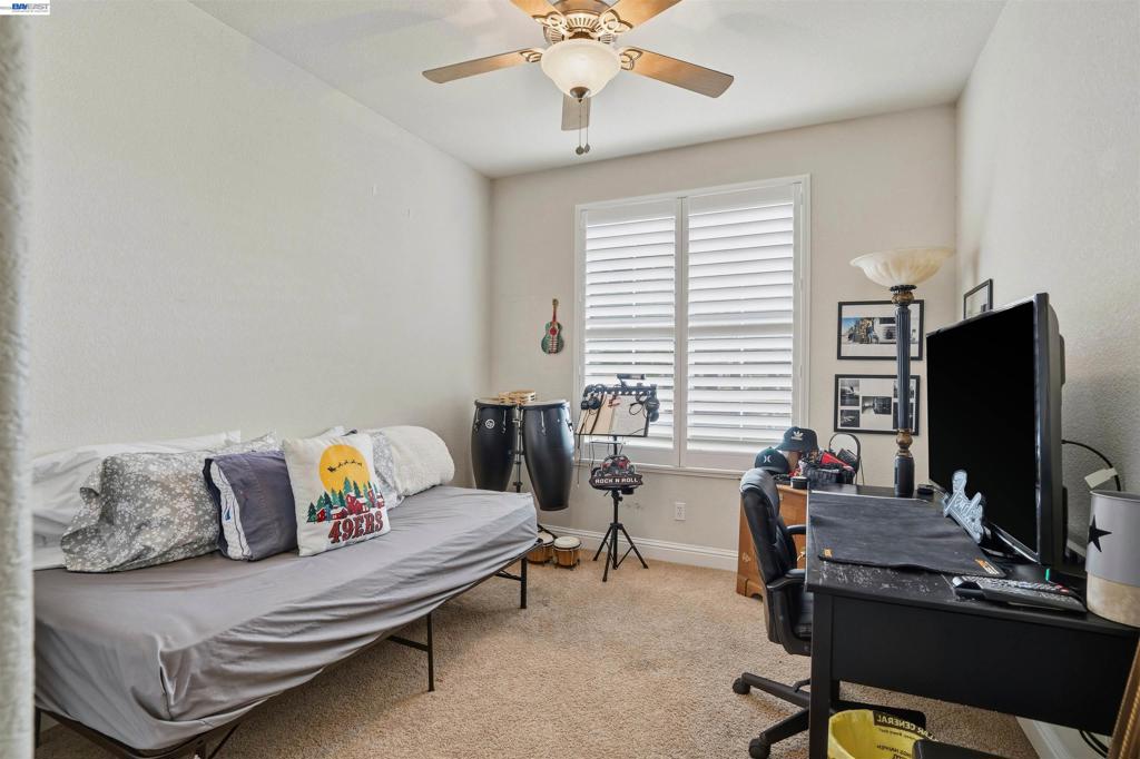 2336 Shadow Berry Dr, Manteca, CA 95336