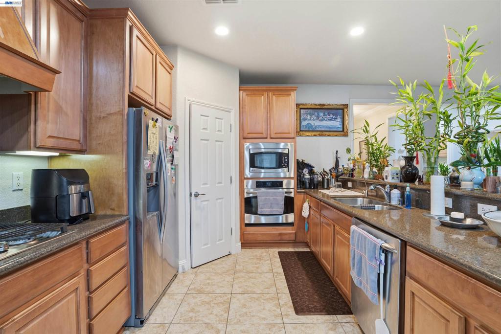 2336 Shadow Berry Dr, Manteca, CA 95336