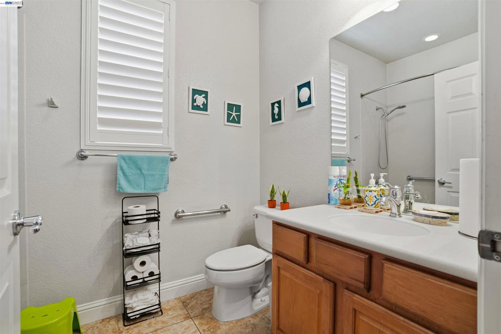 2336 Shadow Berry Dr, Manteca, CA 95336