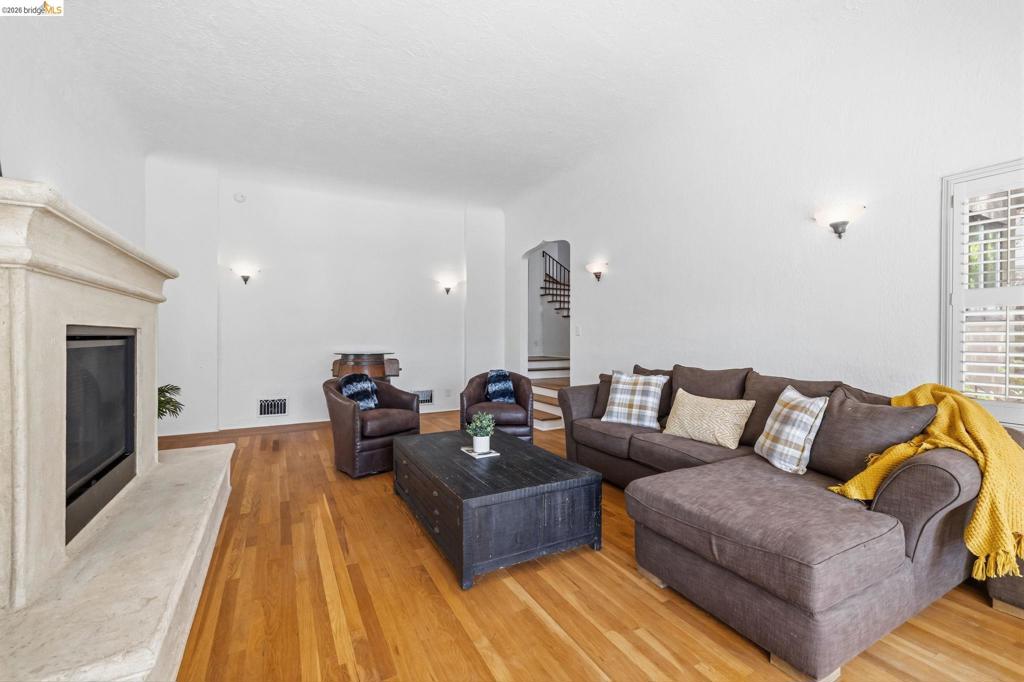 242 Hillcrest Dr, Sonora, CA 95370