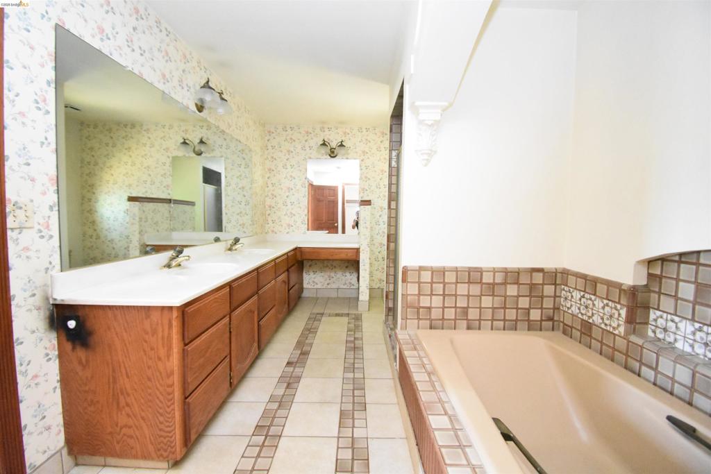 3716 Viader Dr, Modesto, CA 95356