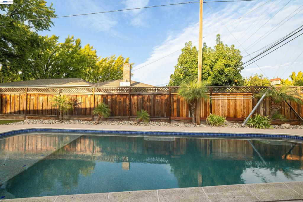 2704 Hampshire Lane, Modesto, CA 95350
