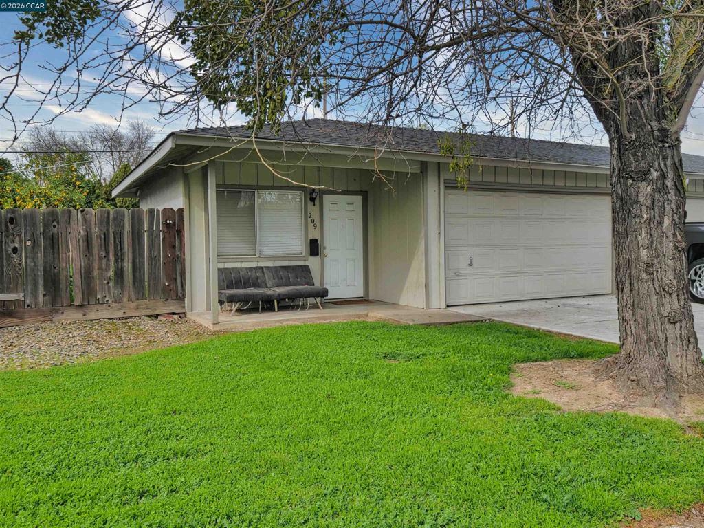 211 Kingston Lane, Modesto, CA 95354-3128