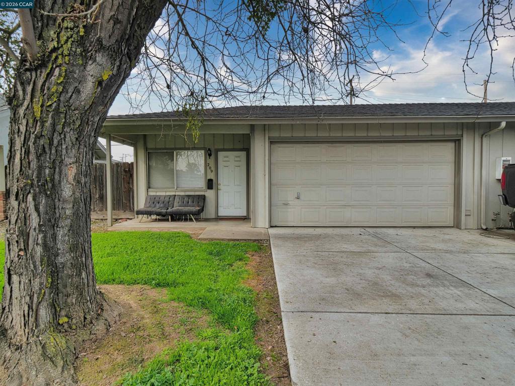 211 Kingston Lane, Modesto, CA 95354-3128