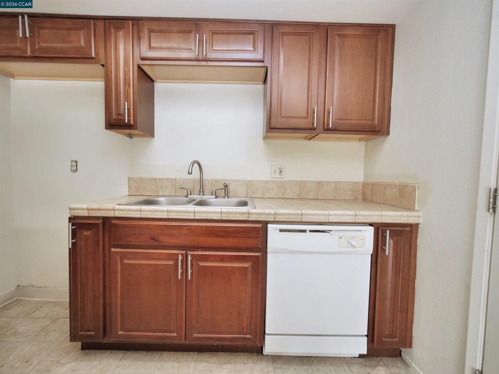 211 Kingston Lane, Modesto, CA 95354-3128