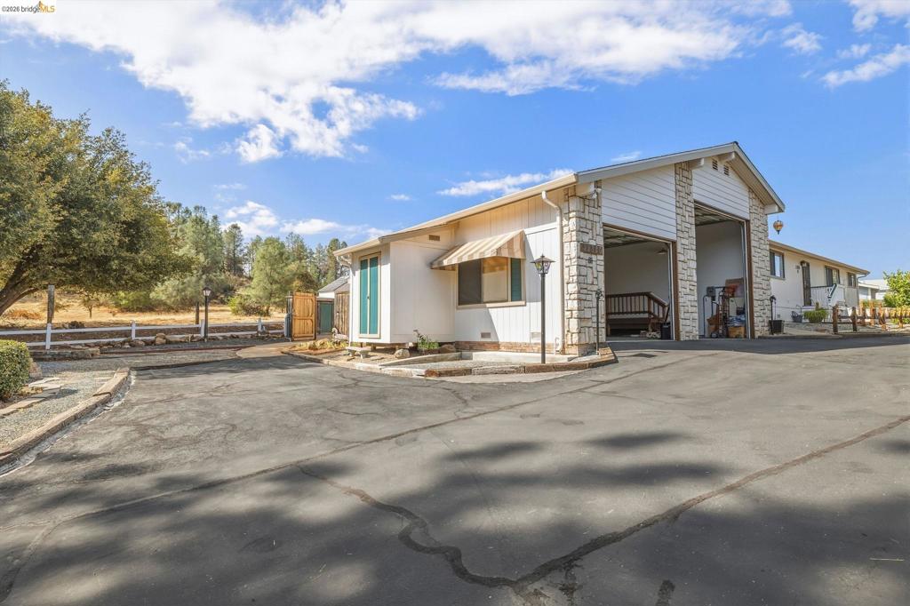 22880 Parkwood Dr, Groveland, CA 95321