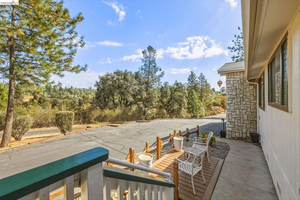 22880 Parkwood Dr, Groveland, CA 95321