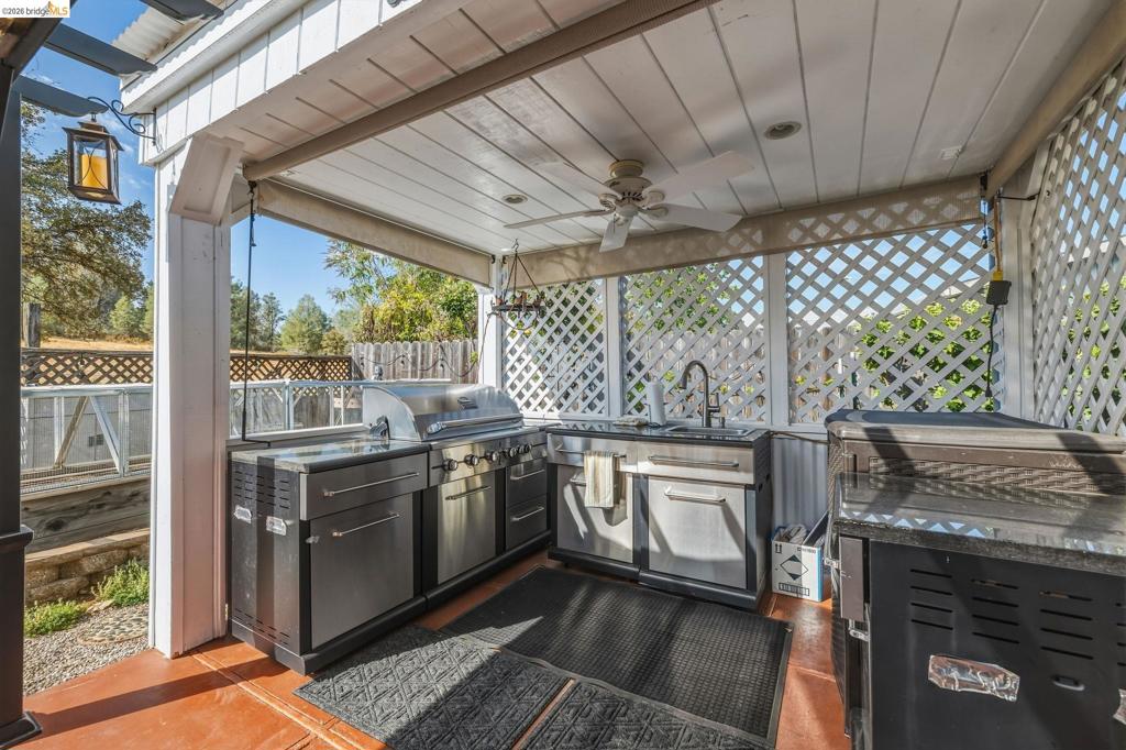 22880 Parkwood Dr, Groveland, CA 95321