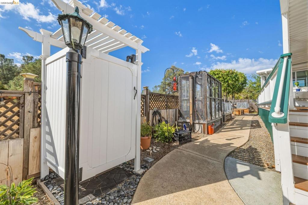 22880 Parkwood Dr, Groveland, CA 95321