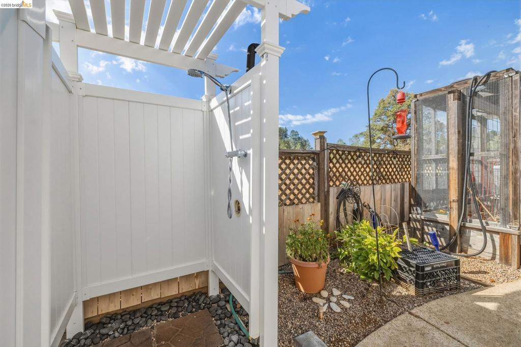 22880 Parkwood Dr, Groveland, CA 95321