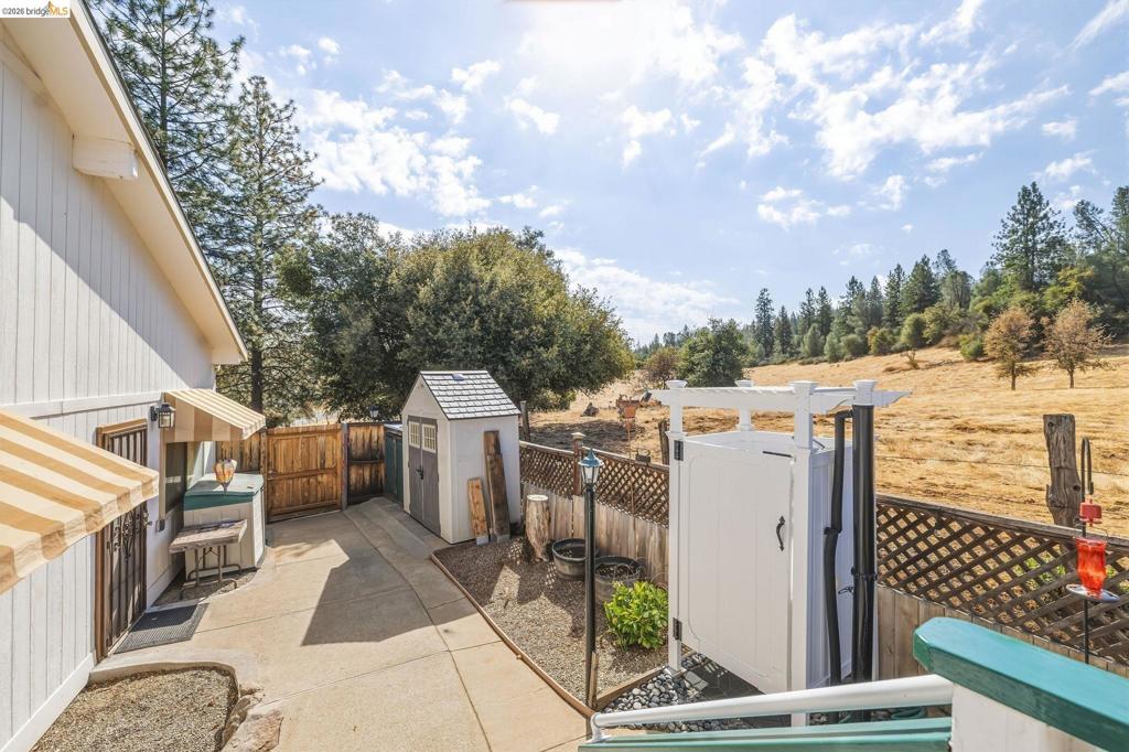 22880 Parkwood Dr, Groveland, CA 95321
