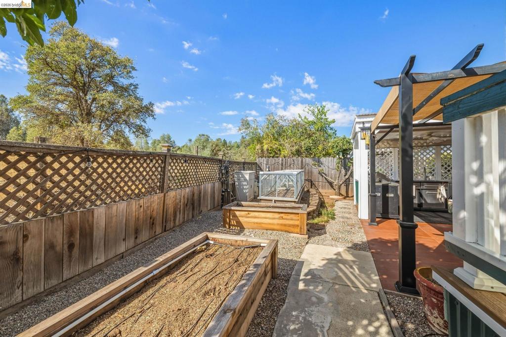 22880 Parkwood Dr, Groveland, CA 95321