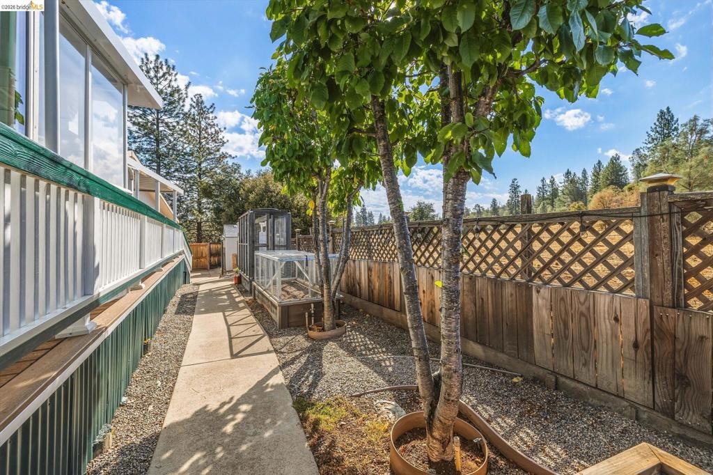 22880 Parkwood Dr, Groveland, CA 95321