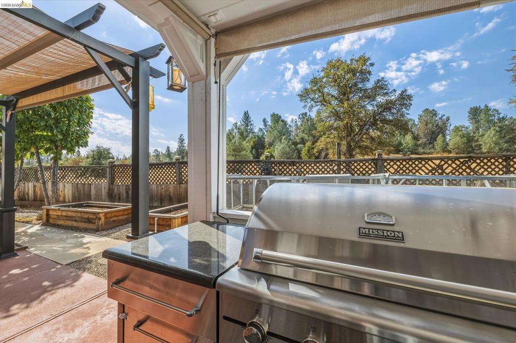 22880 Parkwood Dr, Groveland, CA 95321