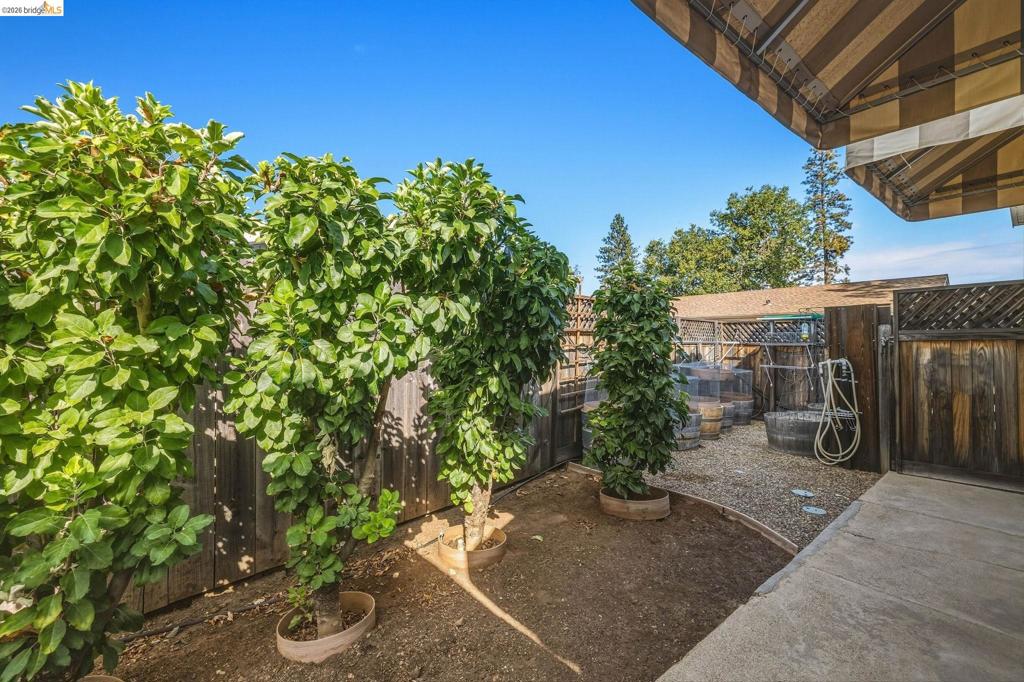 22880 Parkwood Dr, Groveland, CA 95321