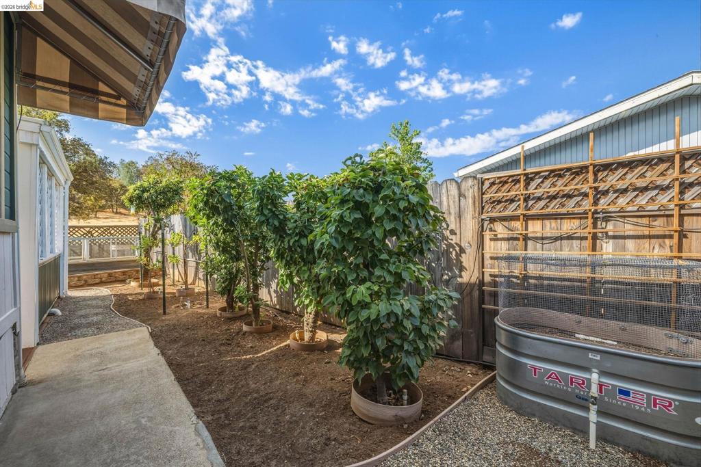 22880 Parkwood Dr, Groveland, CA 95321