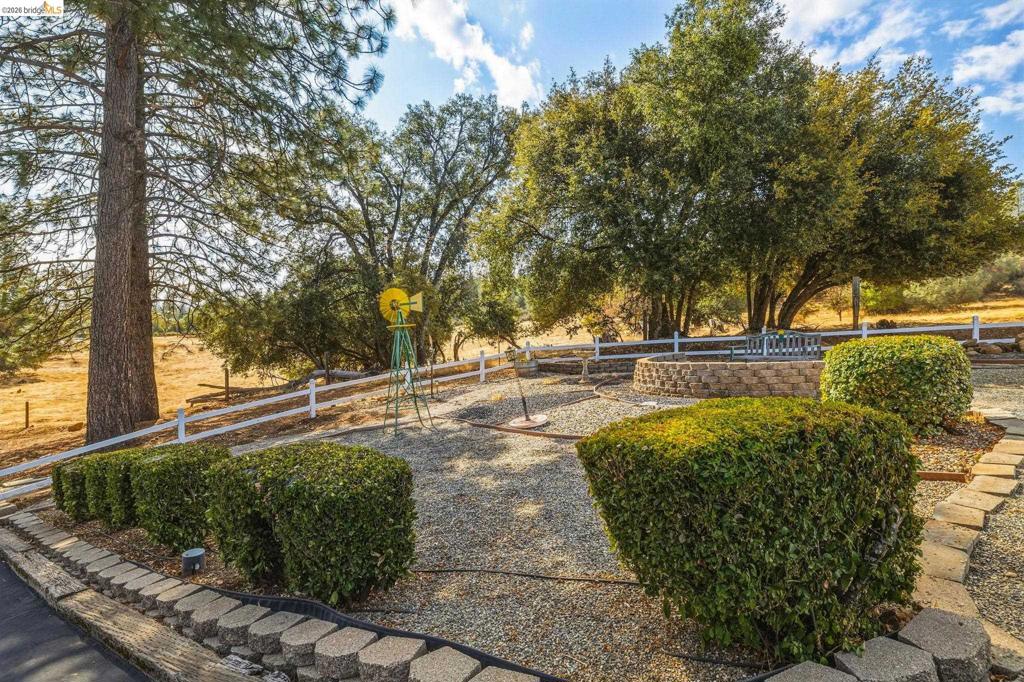 22880 Parkwood Dr, Groveland, CA 95321