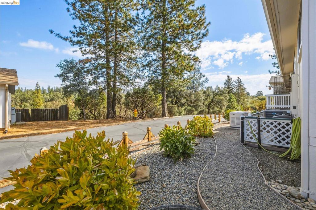 22880 Parkwood Dr, Groveland, CA 95321