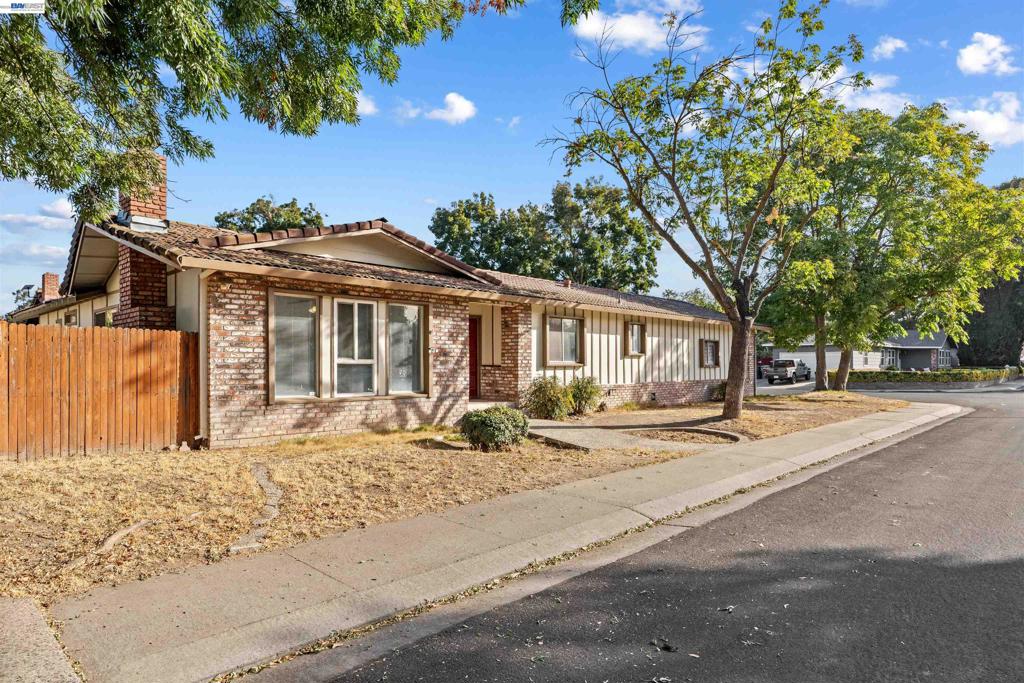2709 Albion Way, Modesto, CA 95358