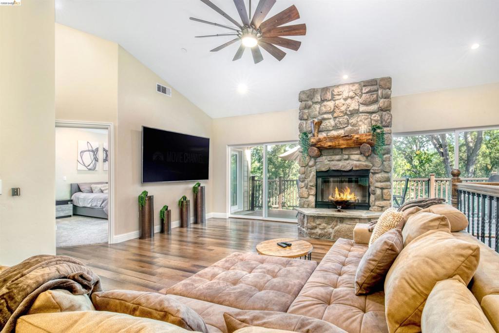 20145 Pleasantview Dr, Groveland, CA 95321-9587