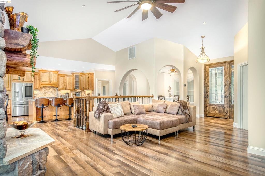 20145 Pleasantview Dr, Groveland, CA 95321-9587