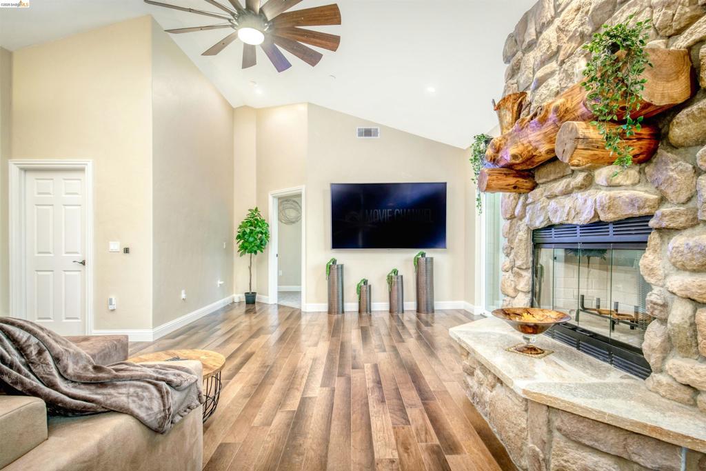 20145 Pleasantview Dr, Groveland, CA 95321-9587