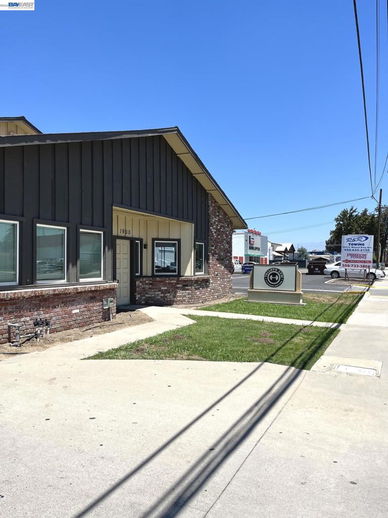 1910 E Mineral King Ave, Visalia, CA 93292