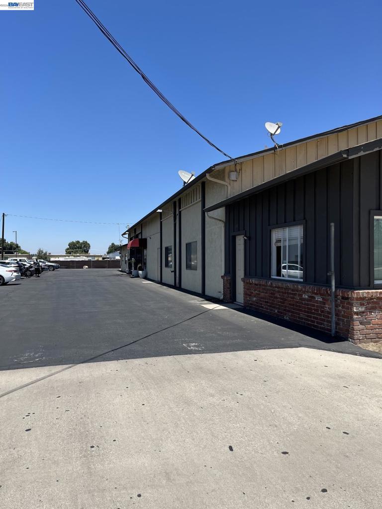 1910 E Mineral King Ave, Visalia, CA 93292