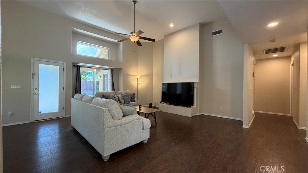 1145 E Woodhaven Ln, Fresno, CA 93720