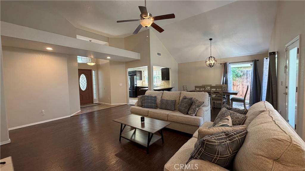 1145 E Woodhaven Ln, Fresno, CA 93720