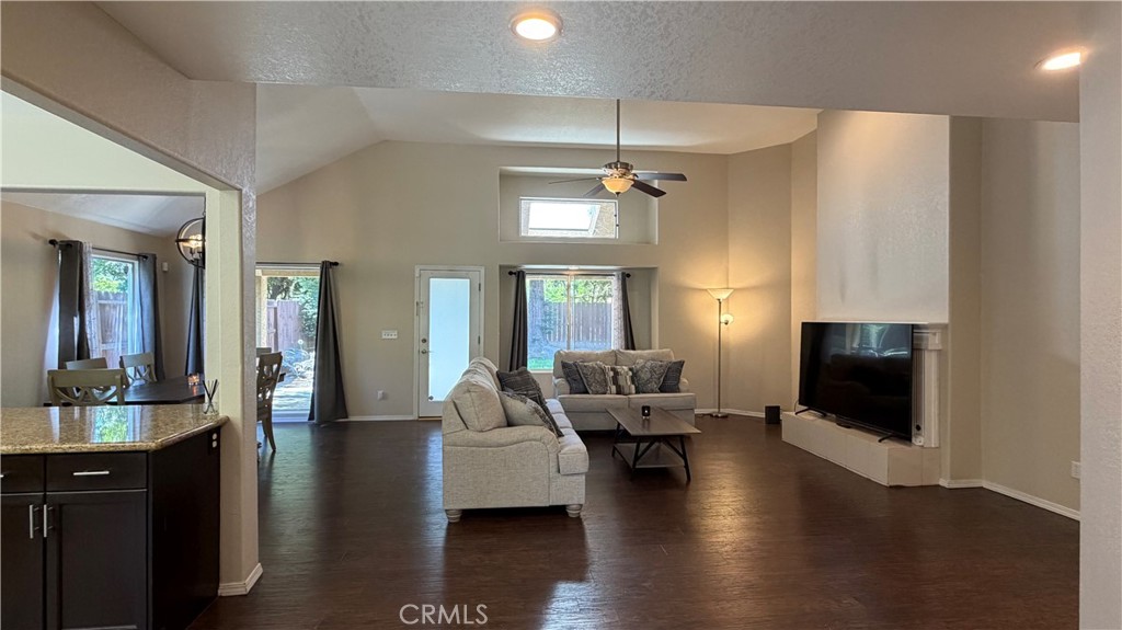 1145 E Woodhaven Ln, Fresno, CA 93720