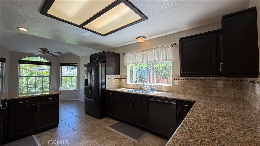1145 E Woodhaven Ln, Fresno, CA 93720