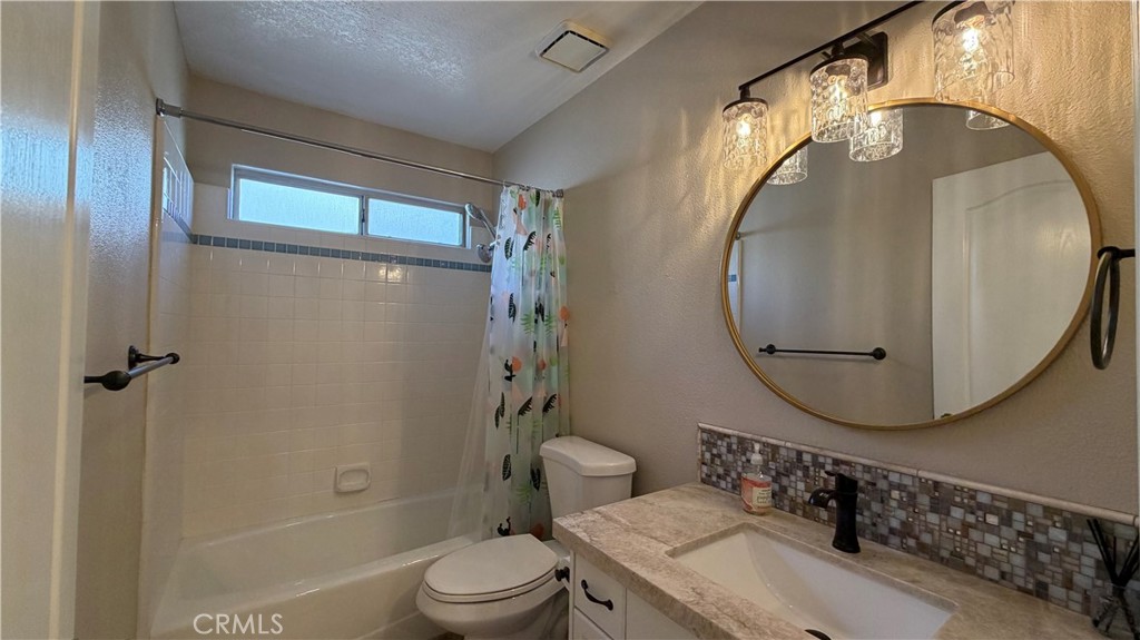 1145 E Woodhaven Ln, Fresno, CA 93720