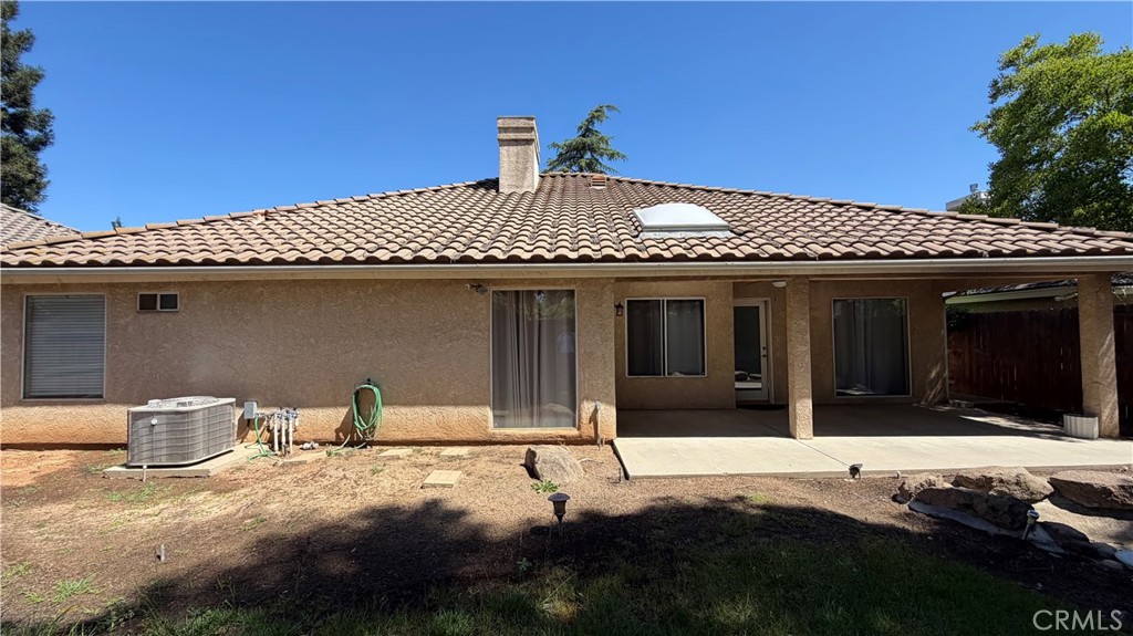 1145 E Woodhaven Ln, Fresno, CA 93720